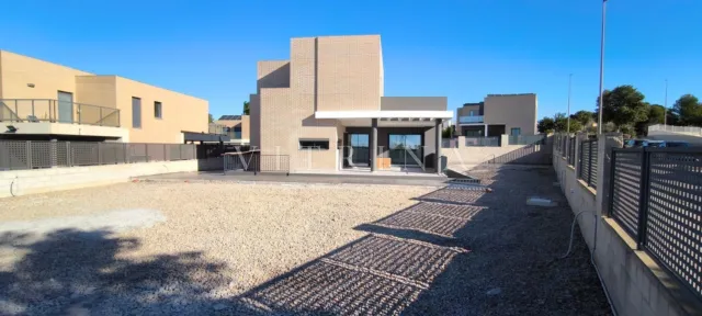 Chalet independiente en venta en San Antonio de Benagéber